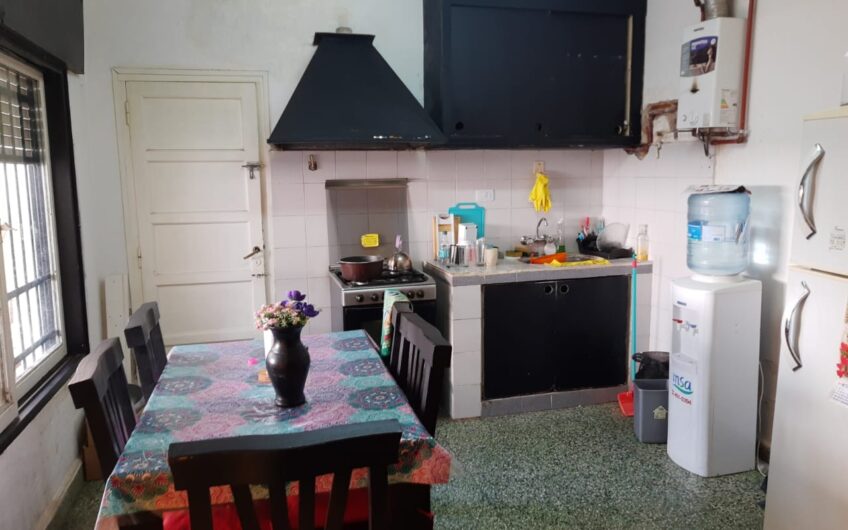 Oportunidad: Casa + Dpto en Barrio Residencial América
