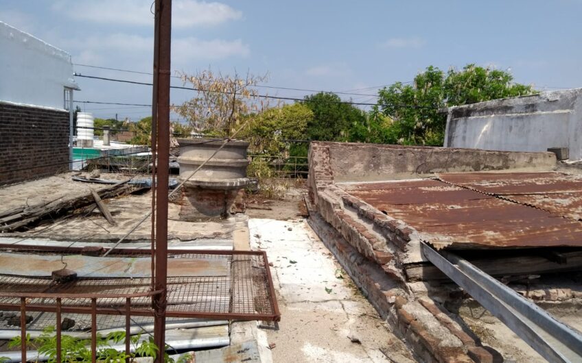 Oportunidad. Casa en venta en barrio General Bustos a reciclar