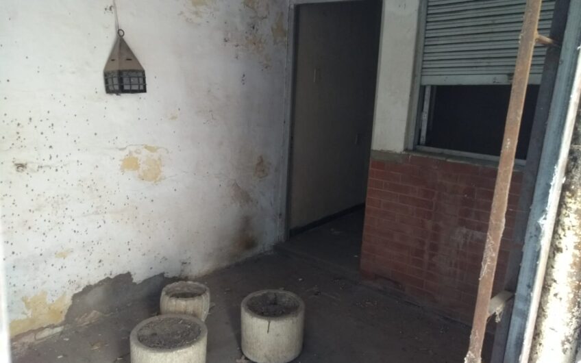 Oportunidad. Casa en venta en barrio General Bustos a reciclar