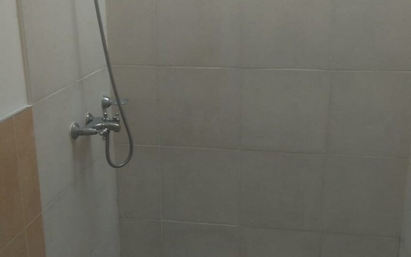 Dpto Interno con entrada para 2 vehículos en Barrio Centro América