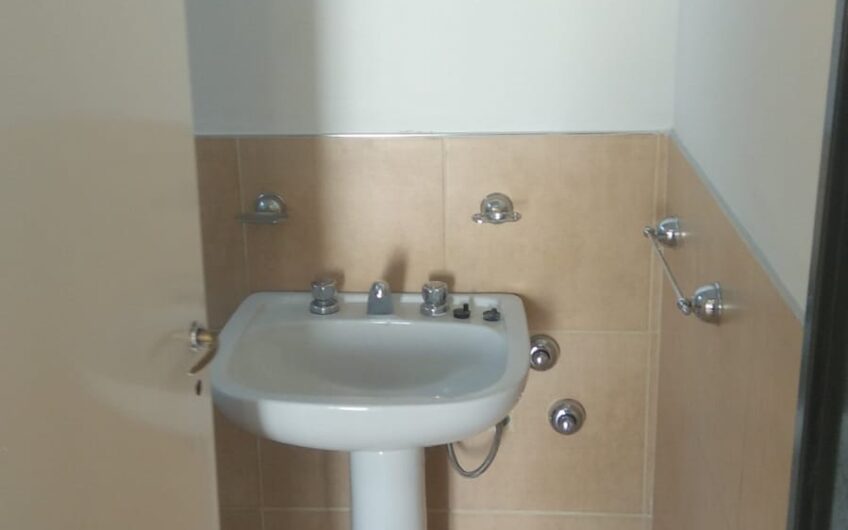 Dpto Interno con entrada para 2 vehículos en Barrio Centro América