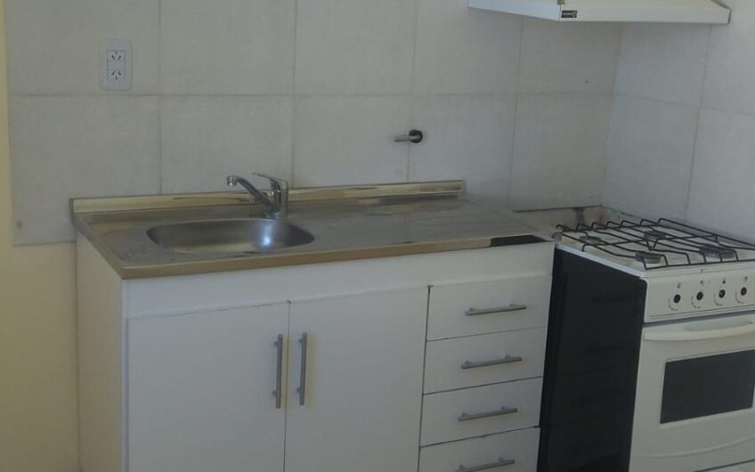 Dpto Interno con entrada para 2 vehículos en Barrio Centro América