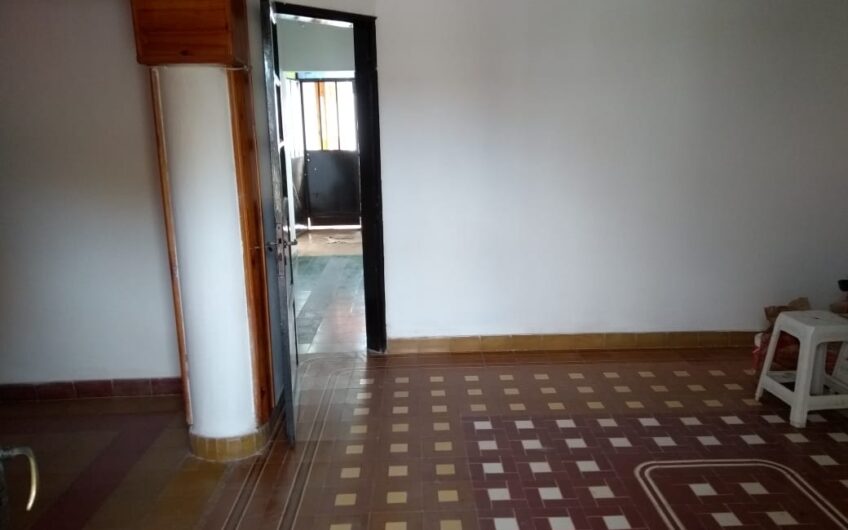 Amplia casa en Talleres O