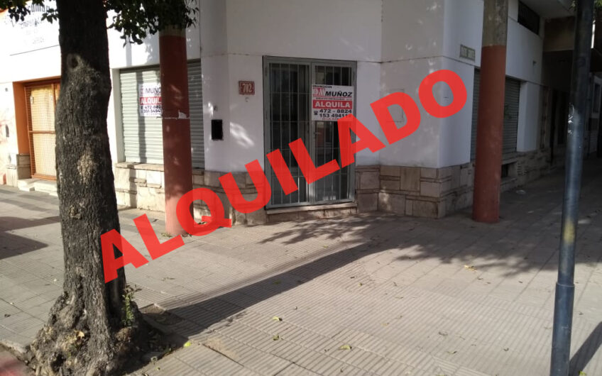 Local esquina sobre Av Alem