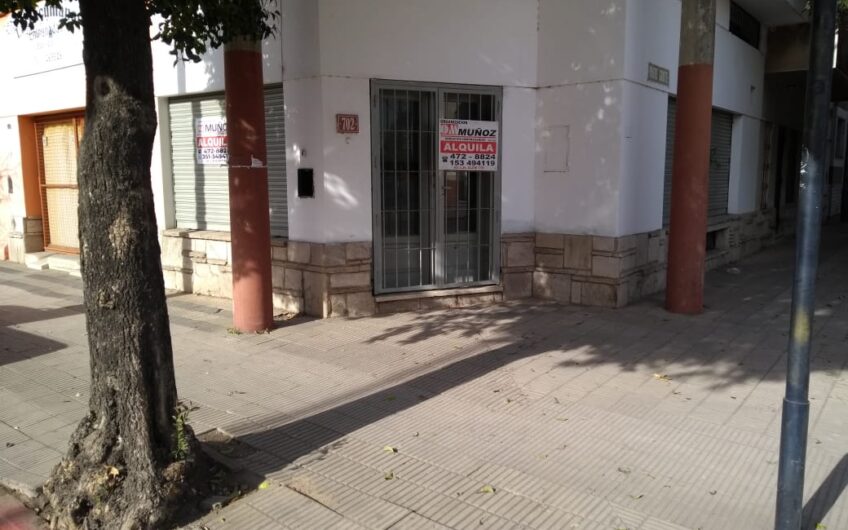 Local esquina sobre Av Alem