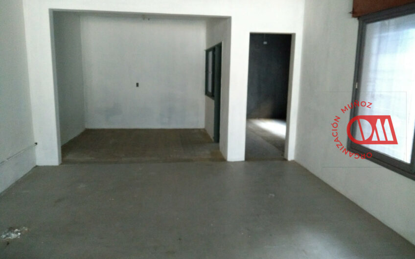 Galpón con local comercial sobre Av Alem!!