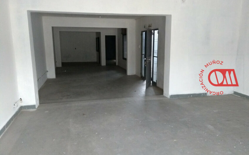 Galpón con local comercial sobre Av Alem!!