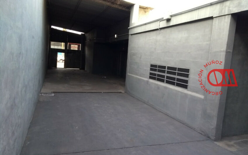 Galpón con local comercial sobre Av Alem!!