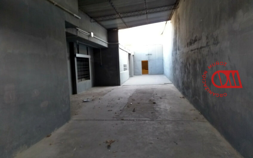 Galpón con local comercial sobre Av Alem!!