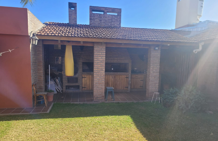 Linda casa en Residencial América!
