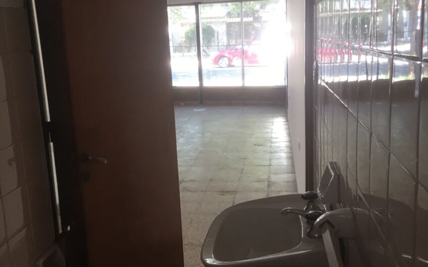 Local Comercial Sobre Monseñor P. Cabrera