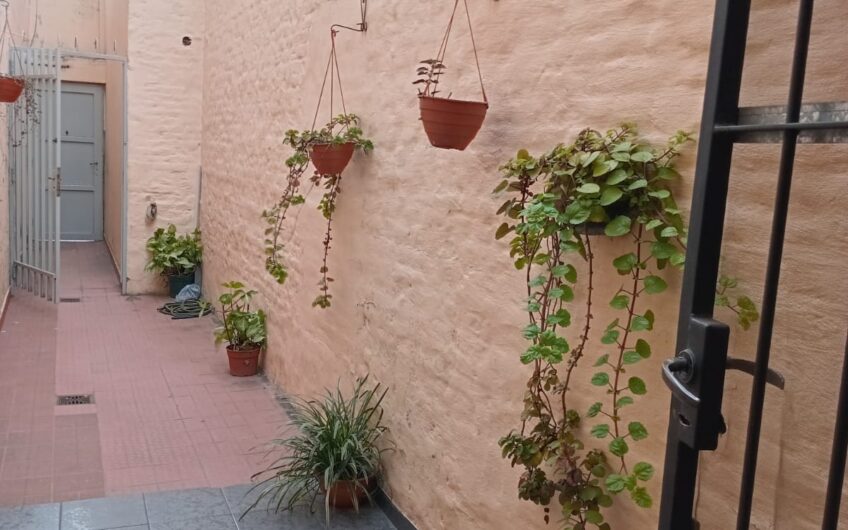 Depto interno sobre Av Alem