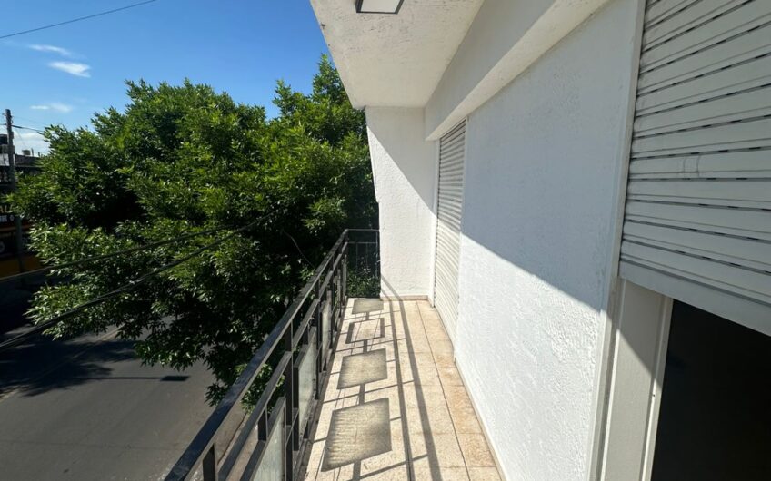 Depto sobre Av Alem