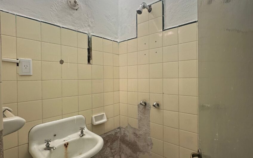 Salon comercial sobre Av Alem