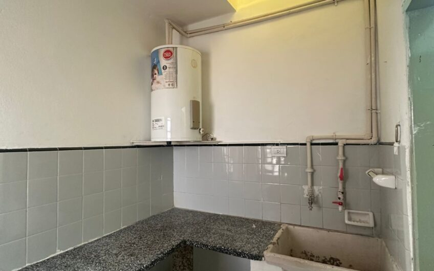 Salon comercial sobre Av Alem