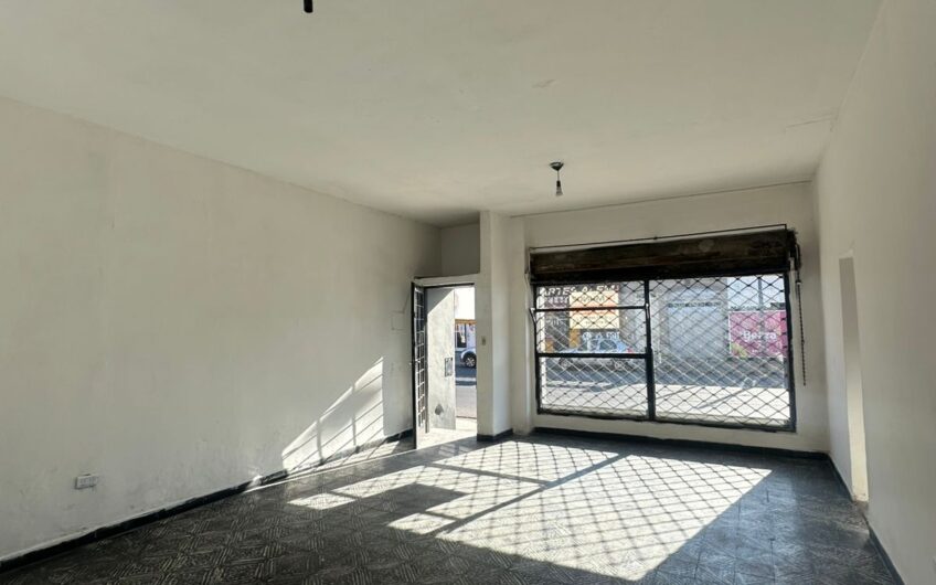 Salon comercial sobre Av Alem